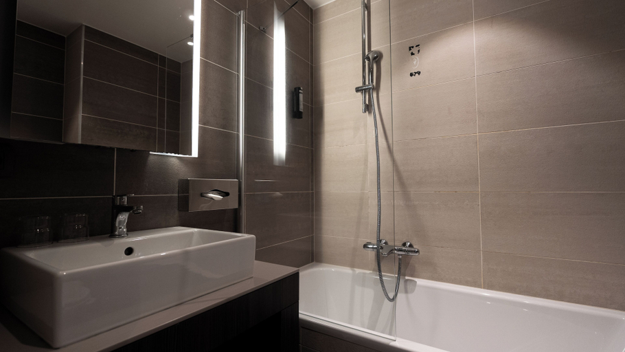 Bathroom 4, B&B HOTEL Mons Centre, Hainaut