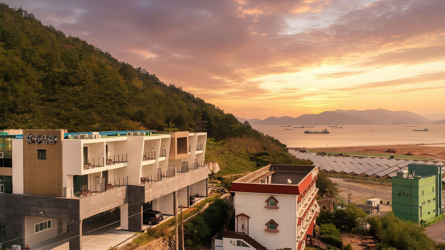 Exterior & Views 2, Yeosu Harushimpyo Pension, Yeosu