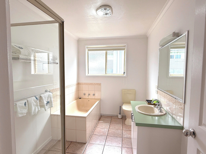 Bathroom 4, Beachcomber Motel and Apartments Apollo Bay, Colac-Otway - South