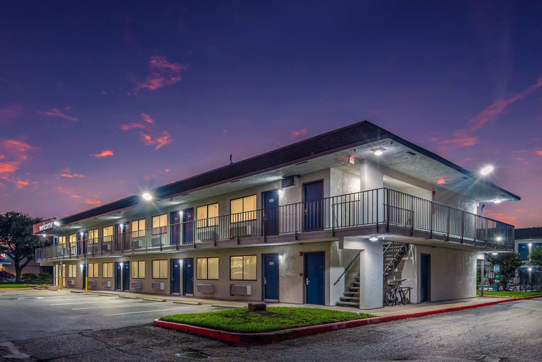 Exterior & Views 2, Motel 6 College Station, TX - Bryan, Brazos