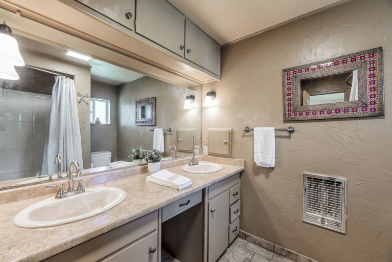 Bathroom 4, Painted Horse Retreat, Lincoln
