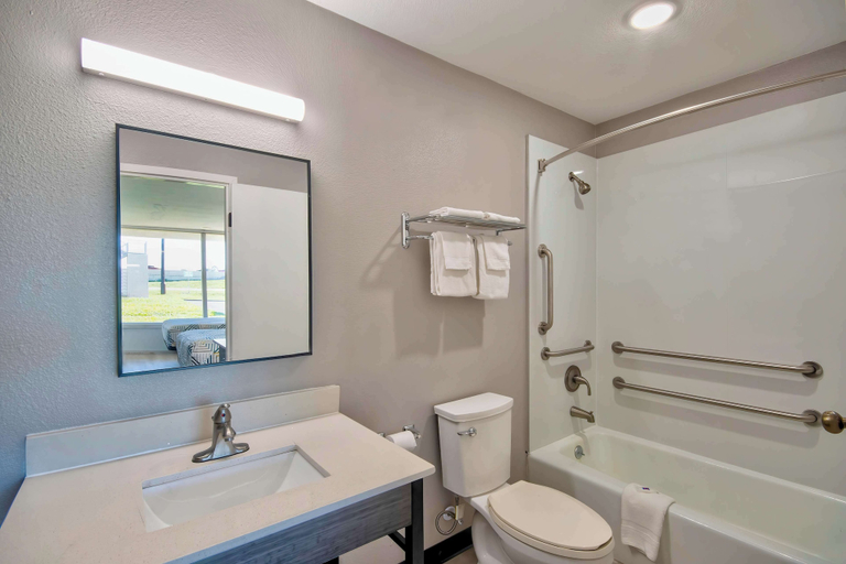 Bathroom 4, Studio 6 Rosenberg, TX, Fort Bend