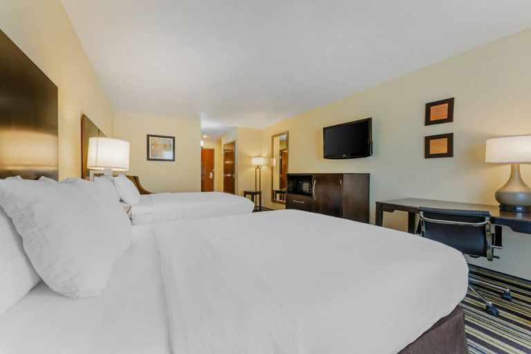 Bedroom 3, Comfort Inn & Suites Triadelphia - Wheeling, Ohio