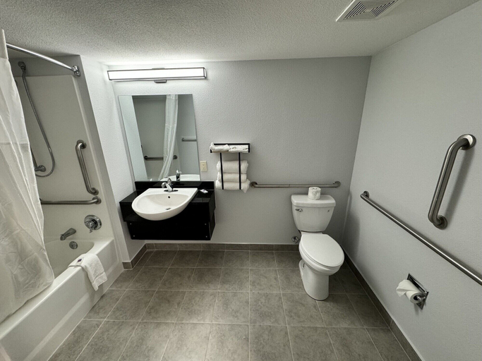 Bathroom 4, Motel 6 Syracuse, Onondaga