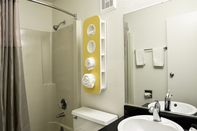 Bathroom 4, Motel 6 Toledo, OH, Lucas