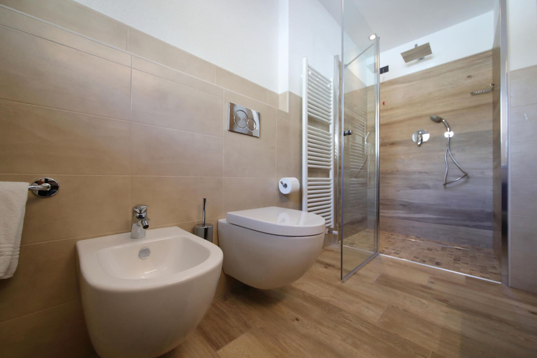 Bathroom 3, Reno, Sondrio