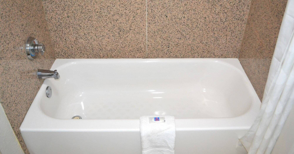 Bathroom 4, Studio 6 Suites Chattanooga, TN - Lookout Mtn., Hamilton