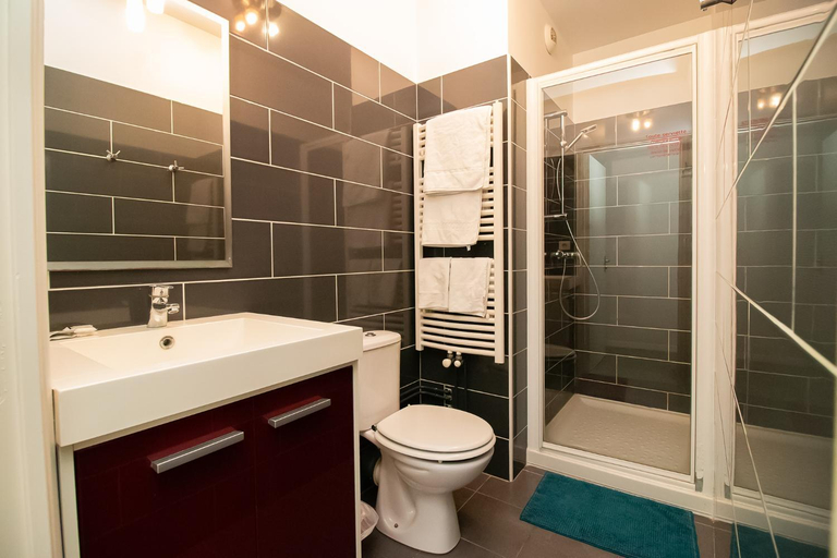 Bathroom 3, Hotel Le Richelieu, Seine-Maritime