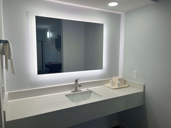 Bathroom 4, Motel 6 Cleveland, MS - Delta State University, Bolivar