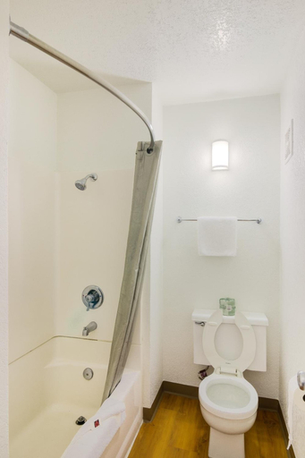 Bathroom 4, Motel 6 Camarillo, CA, Ventura