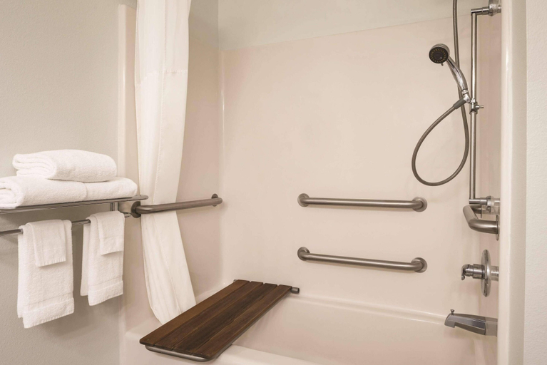 Bathroom 4, Country Inn & Suites by Radisson, Waterloo, IA, Black Hawk
