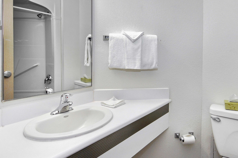 Bathroom 4, Motel 6 Peterborough, ON, Peterborough