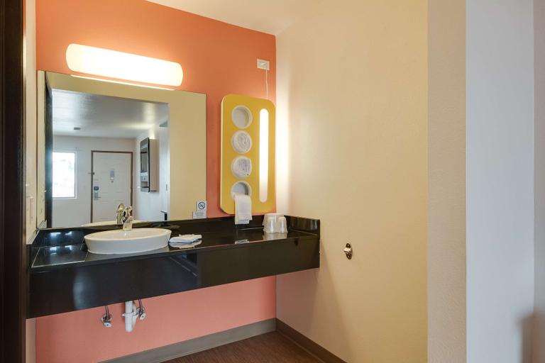 Bathroom 4, Motel 6 Brownsville, TX North, Cameron
