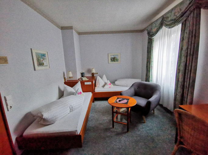 Bedroom 4, Hotel Restaurant Kaiserstuehler Hof, Breisgau-Hochschwarzwald