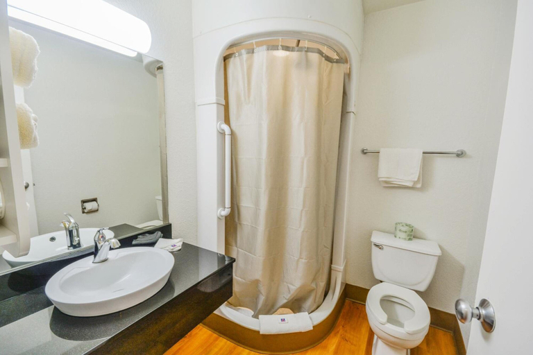 Bathroom 4, Motel 6 Huntsville, TX, Walker
