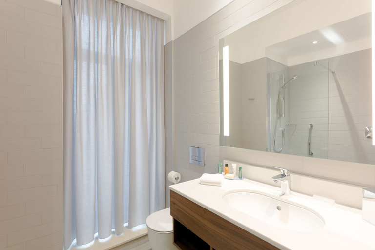 Bathroom 4, Hilton Garden Inn Bucharest Old Town, Municipiul Bucuresti