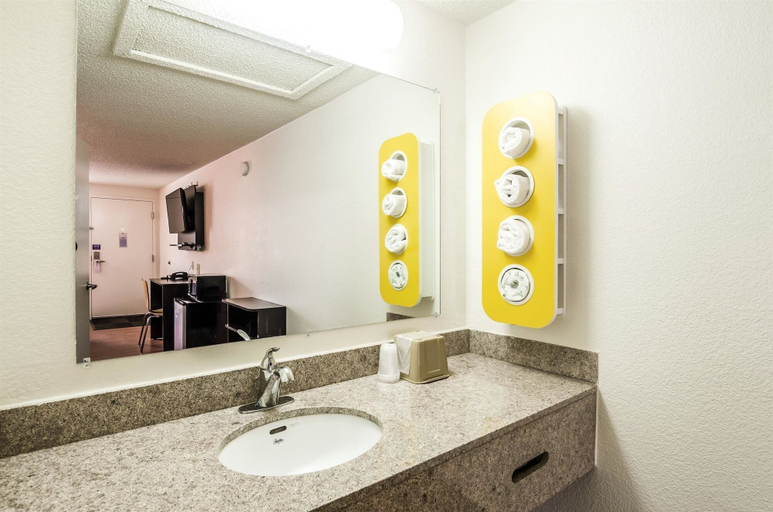 Bathroom 5, Motel 6 Troutville, VA, Botetourt