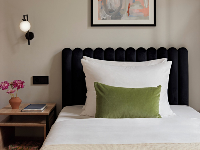 Bedroom 3, Numa Berlin Novela, Berlin