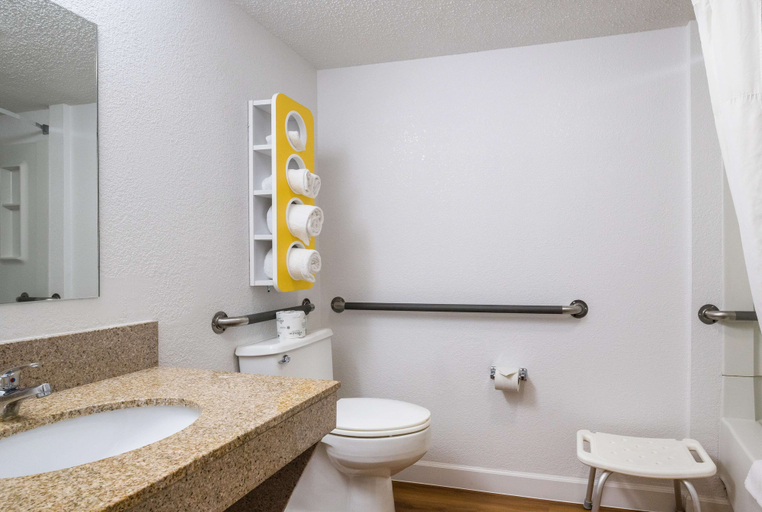 Bathroom 3, Motel 6 Prospect Heights, IL, Cook