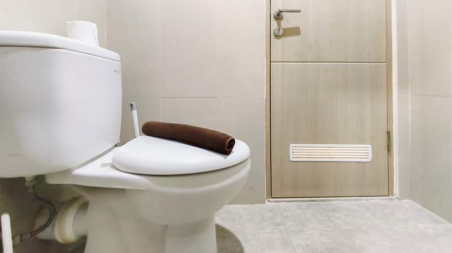 Bathroom 2, Comfort Stay Studio near ITS at  Grand Dharmahusada Lagoon Apartment By Travelio, Surabaya