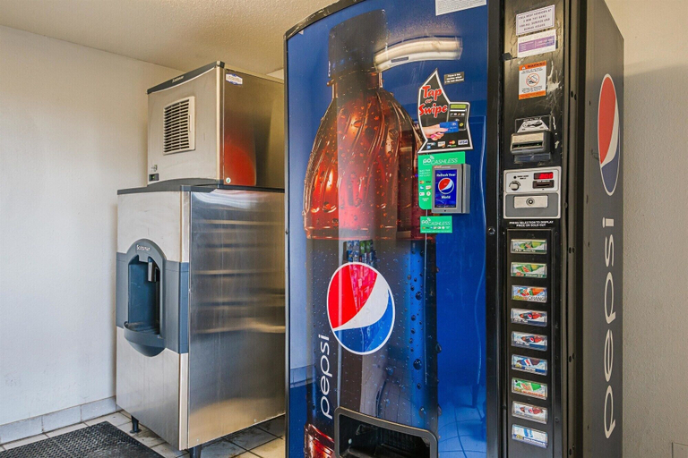Food & Drinks 5, Motel 6 Knoxville, TN - North, Knox