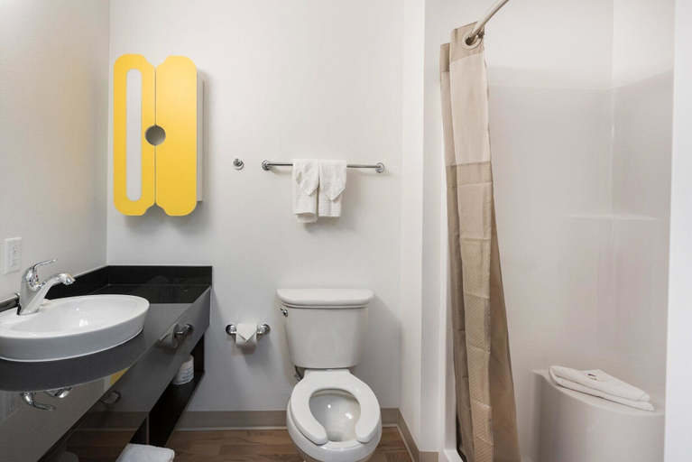 Bathroom 4, Studio 6 Mccarran, NV - Sparks - Tahoe - Reno Industrial Center, Storey