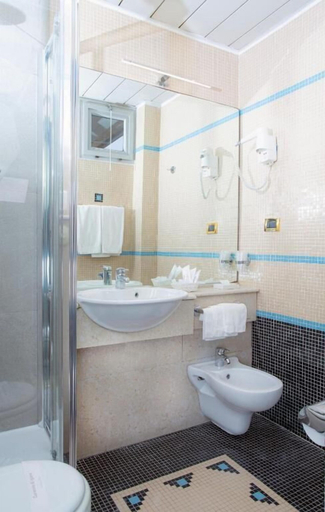 Bathroom 4, Hotel della Baia, La Spezia