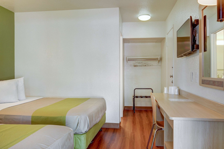 Bedroom 3, Motel 6 Eugene, OR - South Springfield, Lane