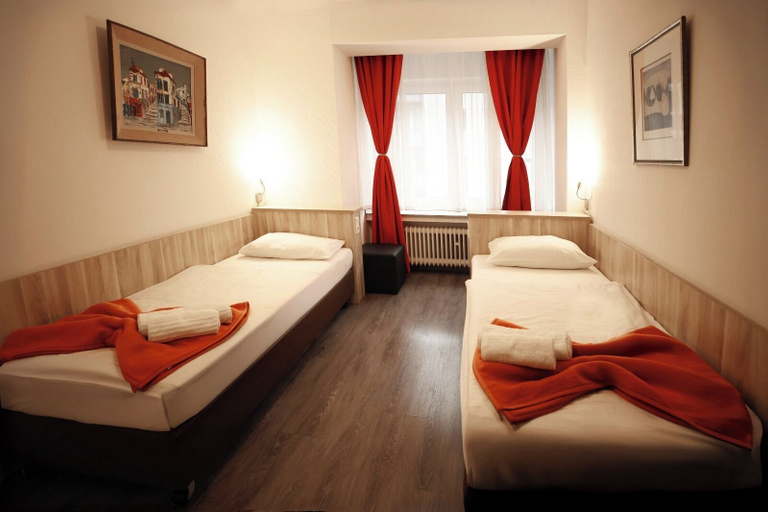 Bedroom 5, Hotel Paris, Düsseldorf