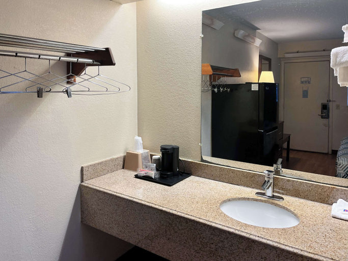 Bathroom 4, Studio 6 Suites Shreveport, LA – Industrial Loop, Caddo