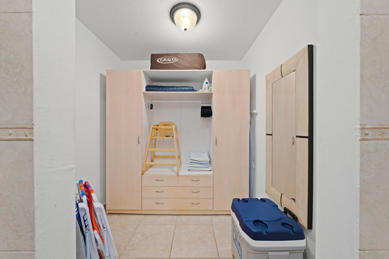 Bathroom 4, Washington 49-q