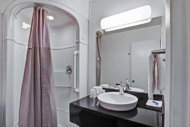 Bathroom 4, Motel 6 Green Bay, WI, Brown