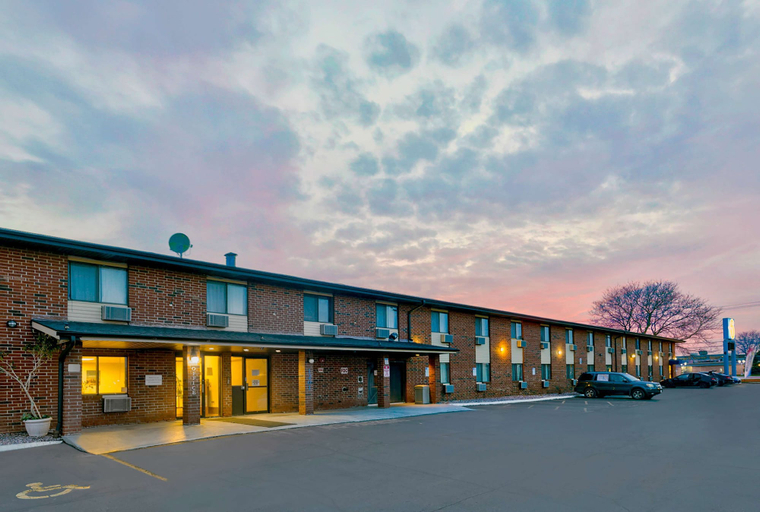 Exterior & Views 2, Motel 6 Oak Creek, WI, Milwaukee