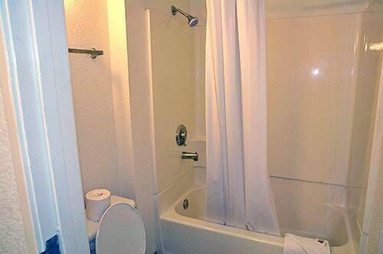 Bathroom 5, Motel 6 Portland, OR - Downtown, Multnomah