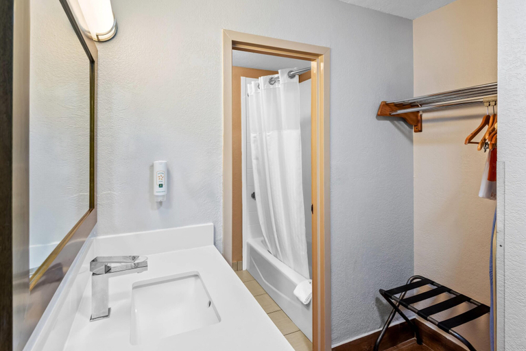 Bathroom 5, Quality Inn West Des Moines - Clive, Polk