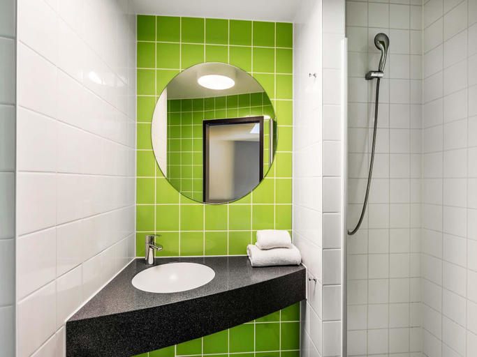 Bathroom 5, B&B Hotel Freiburg-Süd, Freiburg im Breisgau