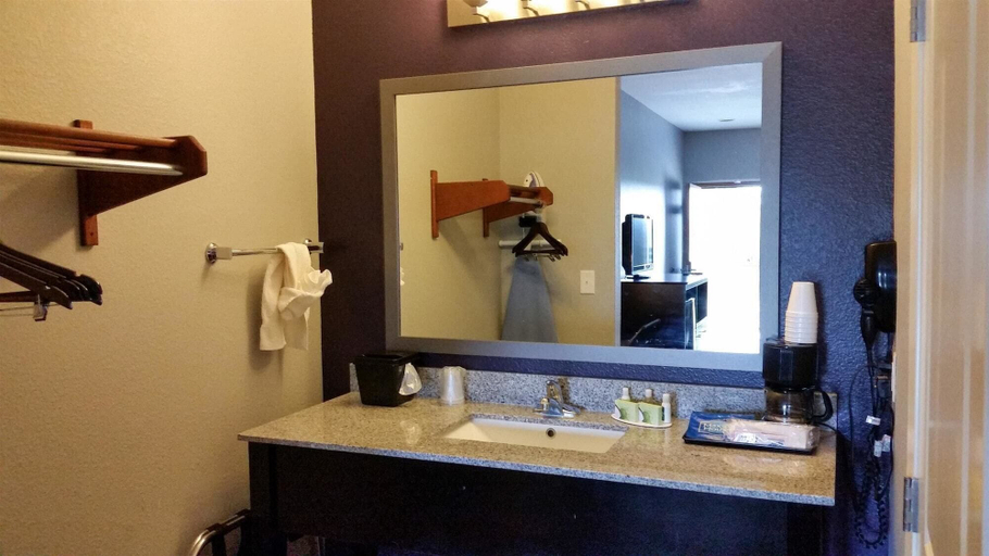 Bathroom 3, Studio 6 Beeville, TX, Bee