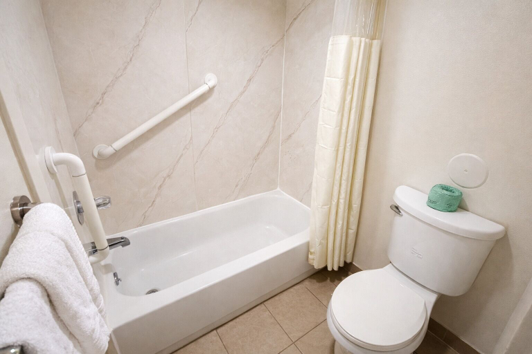 Bathroom 3, Kings Inn Motel, Berks