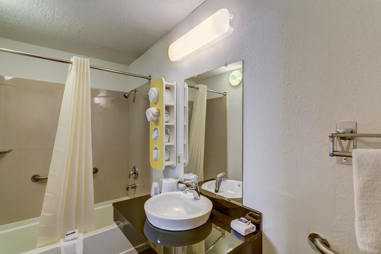 Bathroom 4, Motel 6 Berea, KY, Madison
