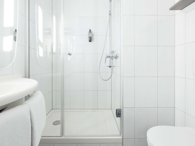 Bathroom 4, ibis Zurich Messe Airport, Zürich