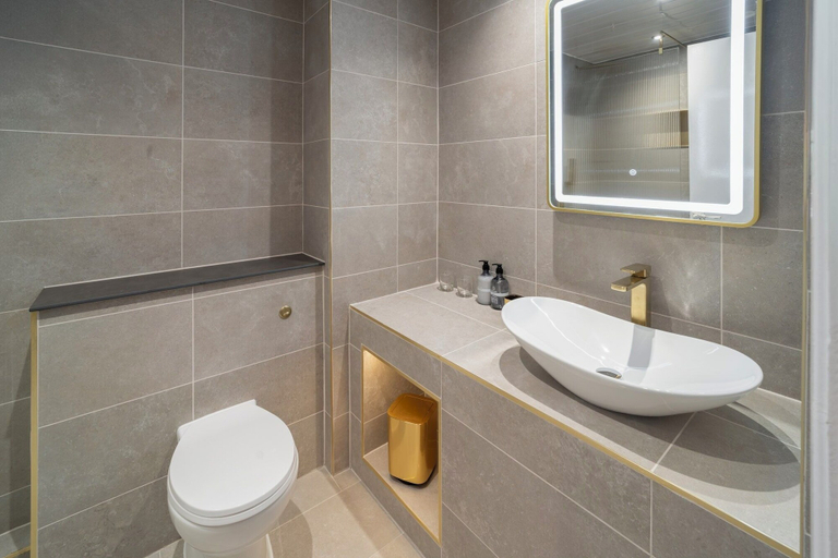 Bathroom 5, Daresbury Park Hotel, Halton