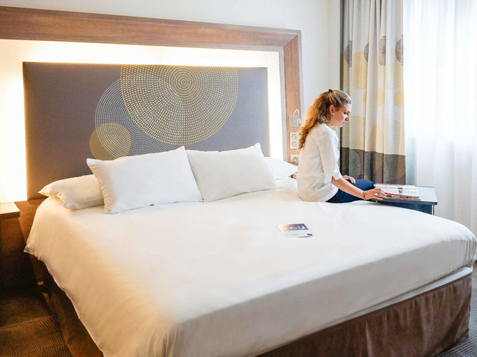 Bedroom 3, Novotel Paris Saclay, Essonne