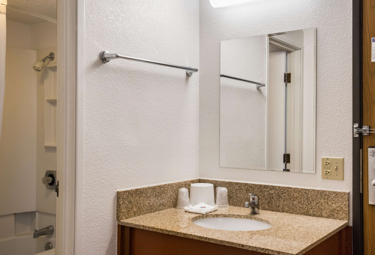 Bathroom 4, Motel 6 Prospect Heights, IL, Cook