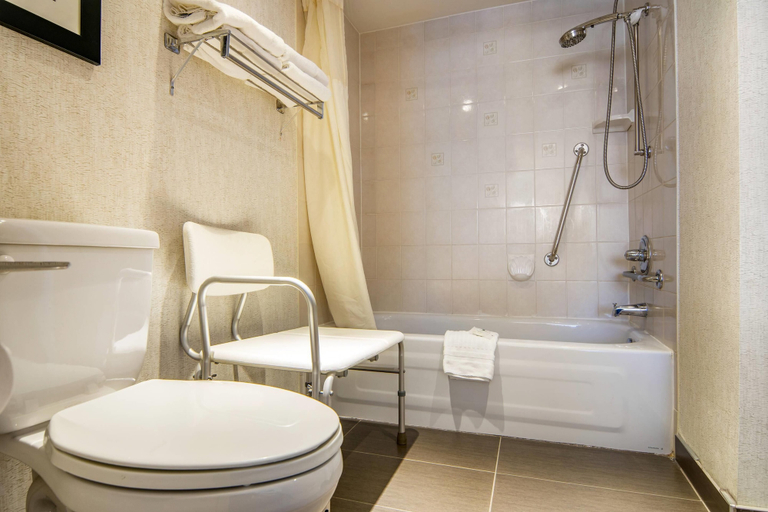 Bathroom 4, Quality Inn, Thompson-Nicola