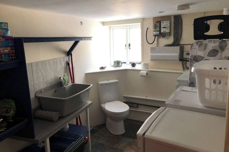 Others 4, Pets-garden-fireplace-sleeps 5-wifi, Devon