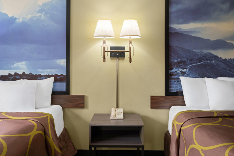 Bedroom 2, Super 8 by Wyndham Hagerstown I-70, Washington
