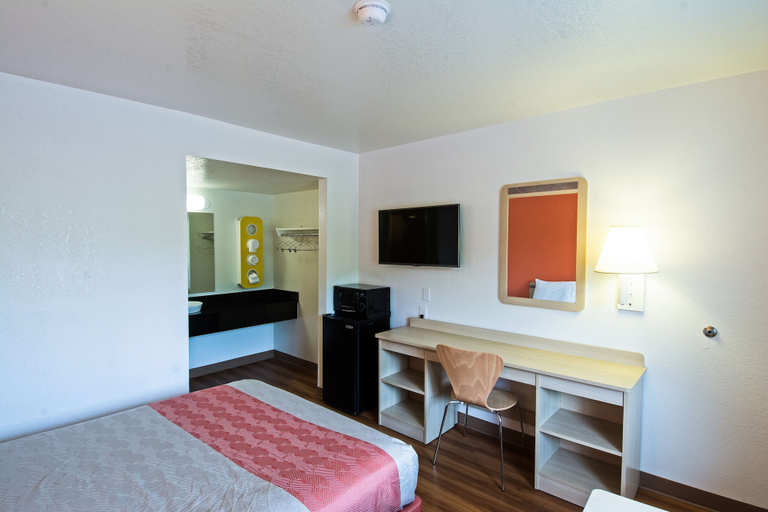 Bedroom 3, Motel 6 Redding South, Shasta