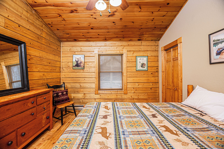 Bedroom 2, Bear Paws by Taylor Made Deep Creek, Garrett