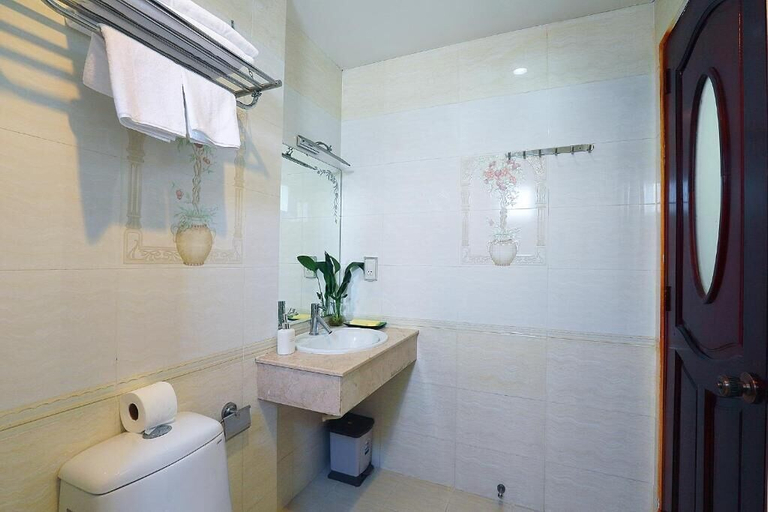 Bathroom 4, Lucky Star Hotel 266 De Tham, District 1
