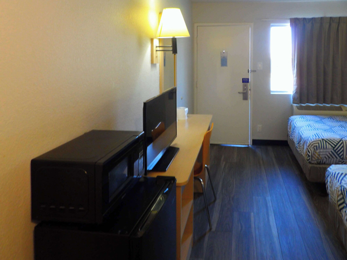 Bedroom 4, Motel 6 Ontario, Or, Malheur